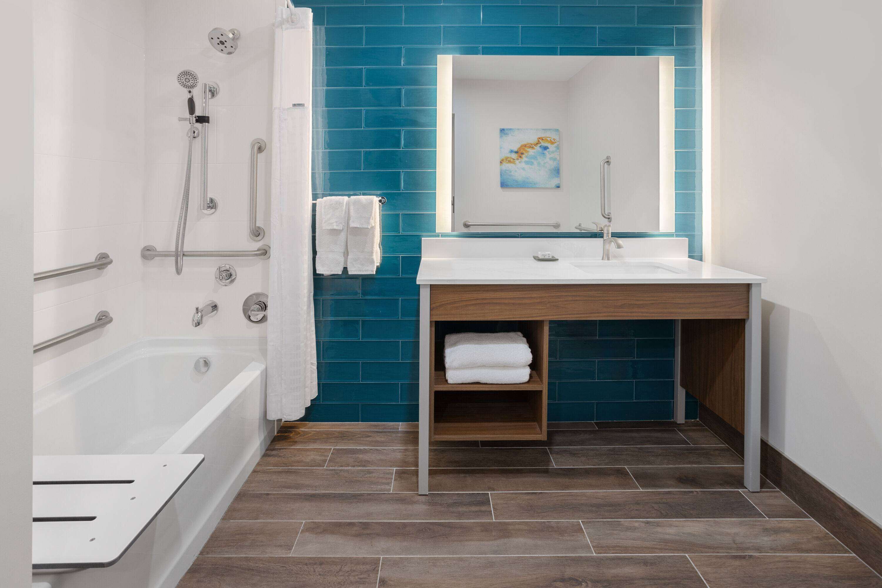 room, 1 king bed, accessible, non smoking (mobility, tub w/grab bars) | accessible bathroom