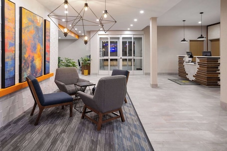 Lobby. La Quinta Inn & Suites By Wyndham Williston/Burlington