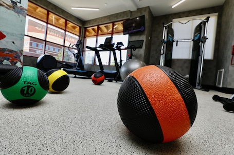 Fitness studio. La Quinta Inn & Suites By Wyndham Williston/Burlington