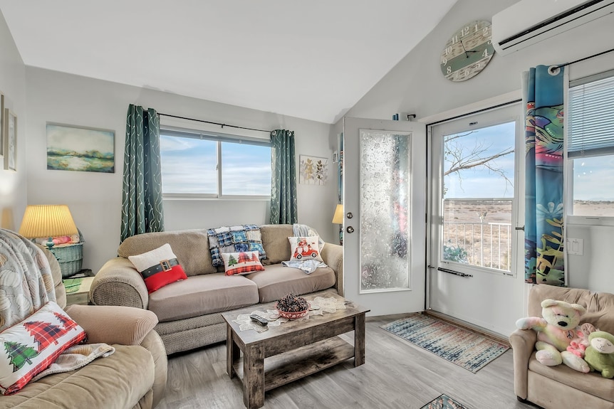 Beach Front Home, King Bed, Million Dollar Deckview, And Steps To The Beach - Elephant Butte, NM