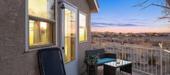 Beach Front Home, King Bed, Million Dollar Deckview, and Steps to the Beach