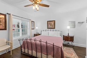 1 slaapkamer, een strijkplank/strijkijzer, wifi, beddengoed