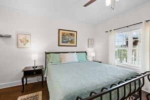 1 bedroom, iron/ironing board, WiFi, bed sheets - Little Inn on Main 214 West Main Street (Washington)