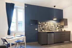 Fridge, microwave, stovetop, coffee/tea maker - HOLIDAY HOUSE TERRAZZA MANUELA APARTMENTS 1 (Napoli)