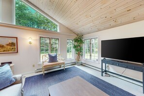 Fernseher, Kamin, Tischfußball, Tischtennisplatte