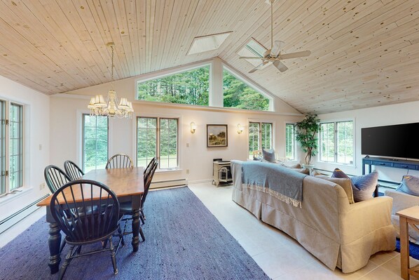 Fernseher, Kamin, Tischfußball, Tischtennisplatte