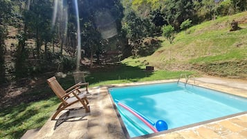 Piscina externa, espreguiçadeiras