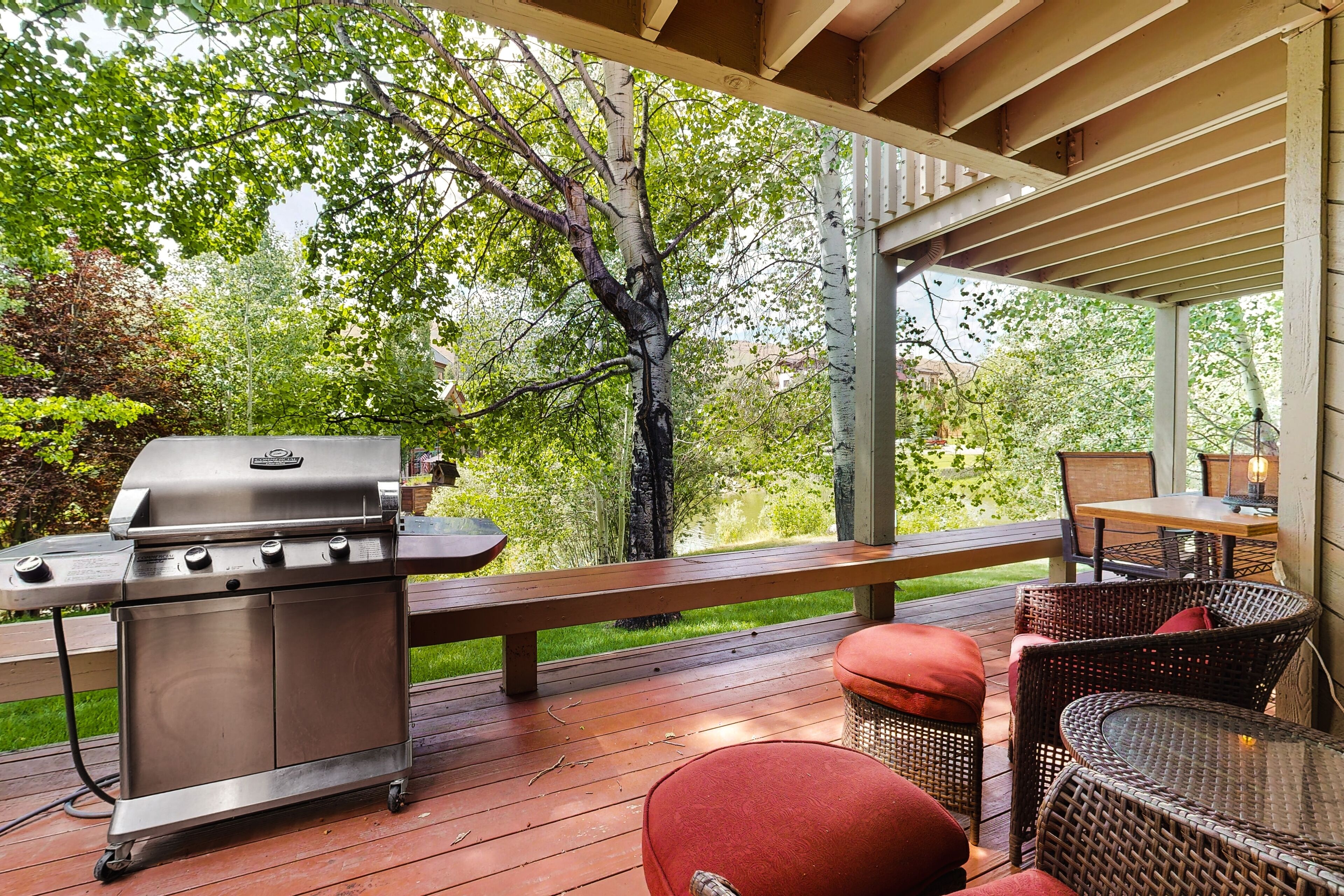 Beautiful condo surrounded by mountains with pool, hot tub, & tennis