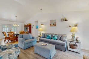 TV, books - Pelican's Nest | Dog-friendly house - 200 steps from the beach (Hilton Head)