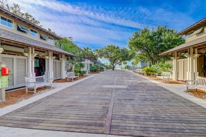 Property grounds - Pelican's Nest | Dog-friendly house - 200 steps from the beach (Hilton Head)