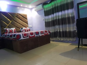 1 室のベッドルーム、旅行用ベビーベッド、WiFi、ベッドシーツ