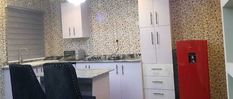 ثلاجة، ميكروويف، فرن، موقد طهي مسطح