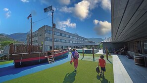 Lasten leikkialue ulkona