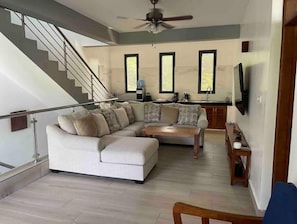 Smart-TV, Bücher, Stereoanlage