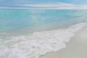 Ein Strand mit sanft rauschenden Wellen.