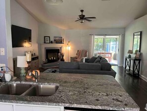 Smart-TV, Kamin, Tischfußball, Bücher