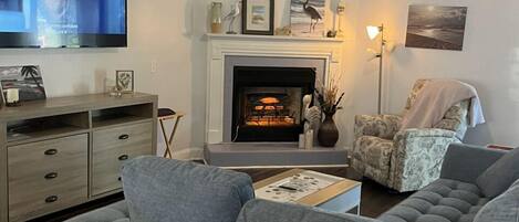 Smart TV, caminetto, tavolo da calcetto, libri