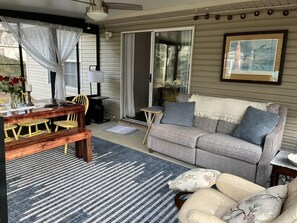 Smart-TV, Kamin, Tischfußball, Bücher