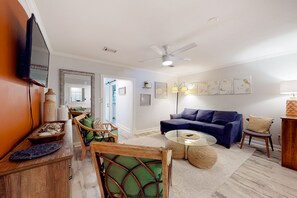 TV, books - L' for Leisure | Townhouse in Myrtle Beach - Dog friendly (Myrtle Beach)