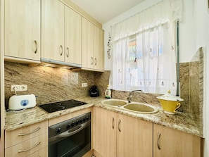 Kühlschrank, Mikrowelle, Ofen, Geschirrspüler