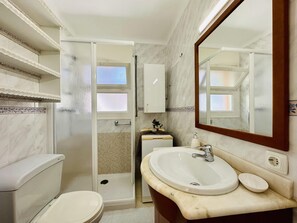 Shower, hair dryer, towels