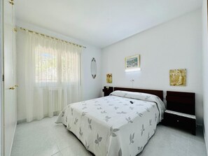 1 chambre, fer et planche à repasser, accès à Internet, literie fournie