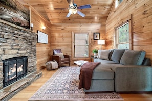 Smart-TV, Kamin, Bücher