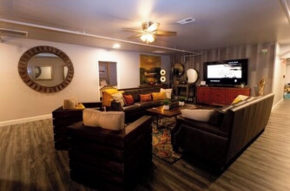 Smart TV - Boutique hotel in historic downtown Seneca. Room #5, two King beds. (Seneca)