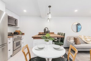 Refrigerador, cafetera/tetera, utensilios de cocina