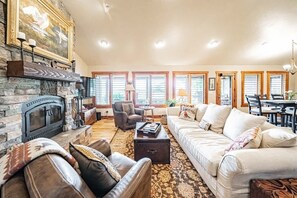 Fernseher, Kamin, Arbeitsbereiche