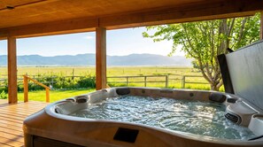 Outdoor spa tub - Basecamp Stays: Upscale Retreat, Hot Tub, Mtn View (Victor)