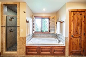 Shower, hair dryer, towels, shampoo - Basecamp Stays: Upscale Retreat, Hot Tub, Mtn View (Victor)