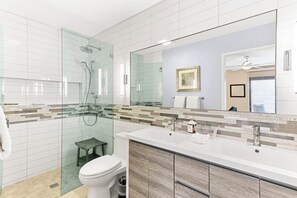 Dusche, Haartrockner, Handtücher, Seife