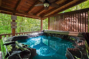 Outdoor spa tub - Applewood Lodge | Hocking Hills, Hot Tub, Fire Pit (Logan)