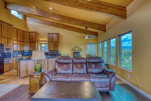 Smart TV, chimenea y libros