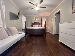 3 bedrooms, desk, WiFi