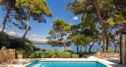 Amazing home in Jelsa