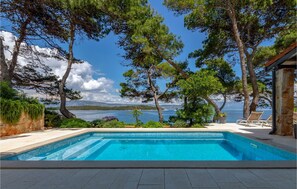 A heated pool - Amazing home in Jelsa (Jelsa)