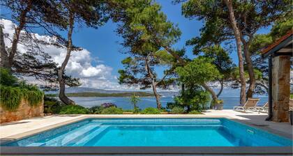 Amazing home in Jelsa