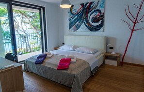 5 bedrooms, free WiFi, bed sheets