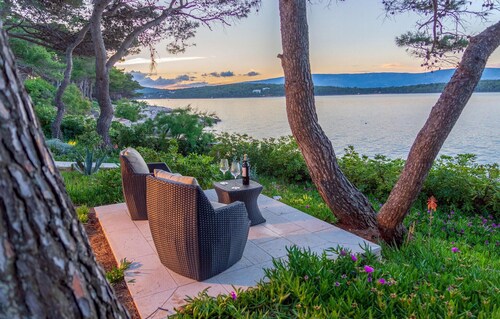 Amazing home in Jelsa