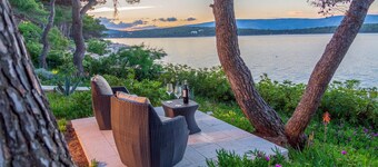 Amazing home in Jelsa