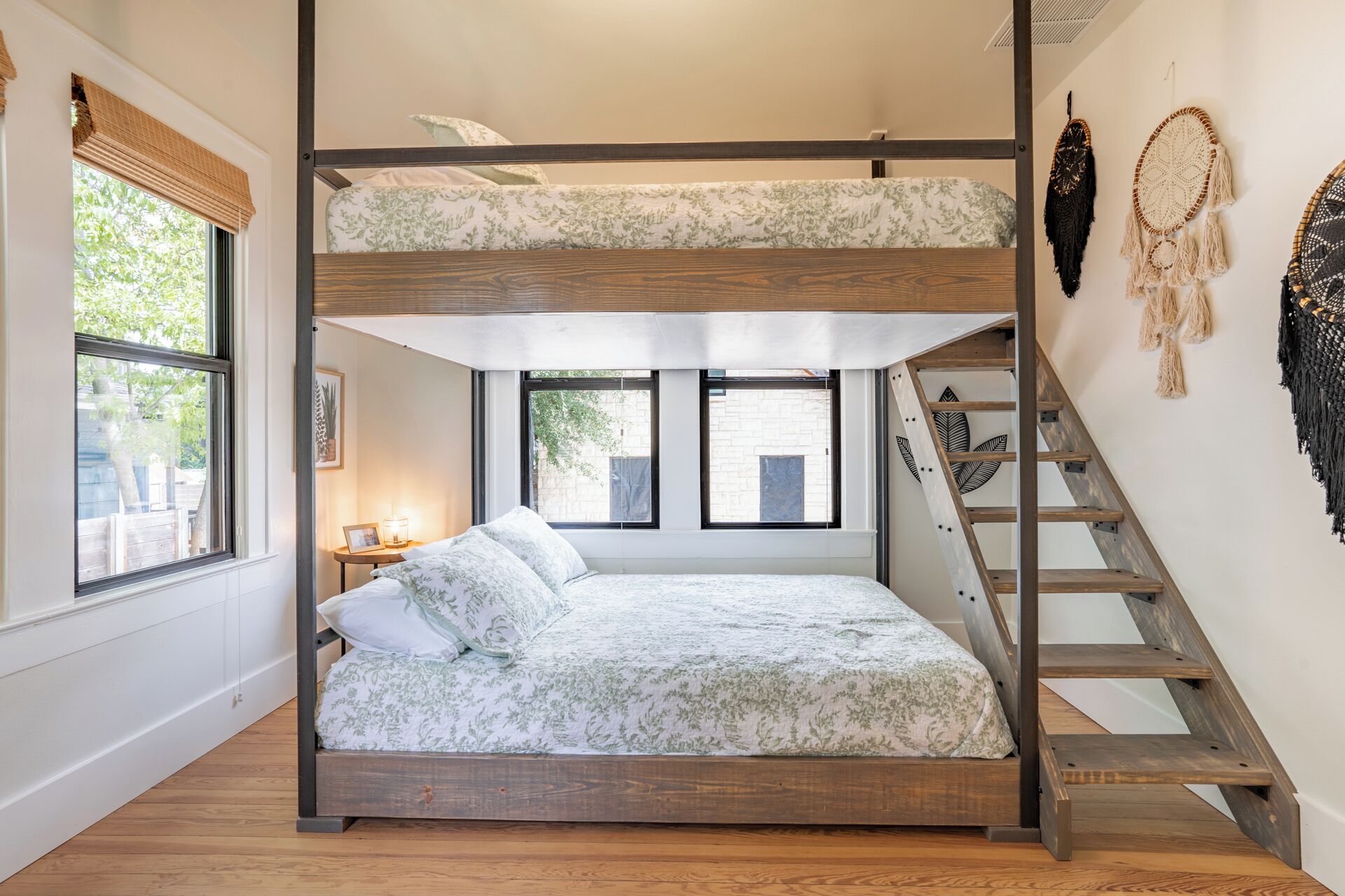 2 dormitoris, caixa forta a l'habitació i planxa i posts de planxar 