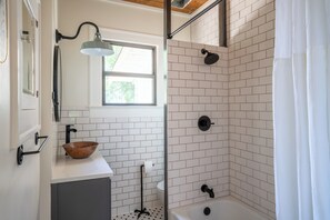 Douche, sèche-cheveux, serviettes fournies, savon