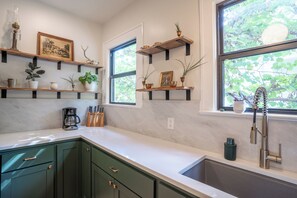 Kjøleskap, mikrobølgeovn, ovn og kokeplater