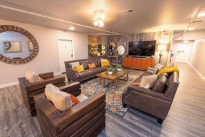 Smart TV - Boutique hotel in historic downtown Seneca. Room #6, King Bed. (Seneca)