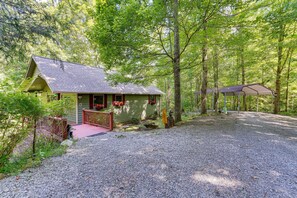 Escape to a serene forest setting in this secluded cabin, surrounded by nature and a welcoming atmosphere.