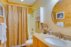 Secador de cabelo, toalhas de banho
