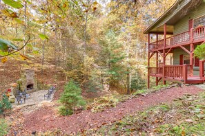 Terrace/patio - Quiet Murphy Hideaway w/ Decks & Outdoor Fireplace (Murphy)
