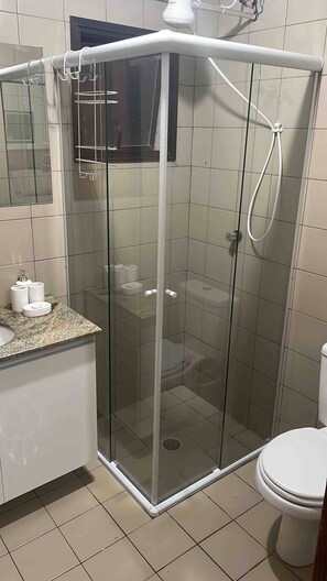 Douche, sèche-cheveux, serviettes fournies, papier toilette